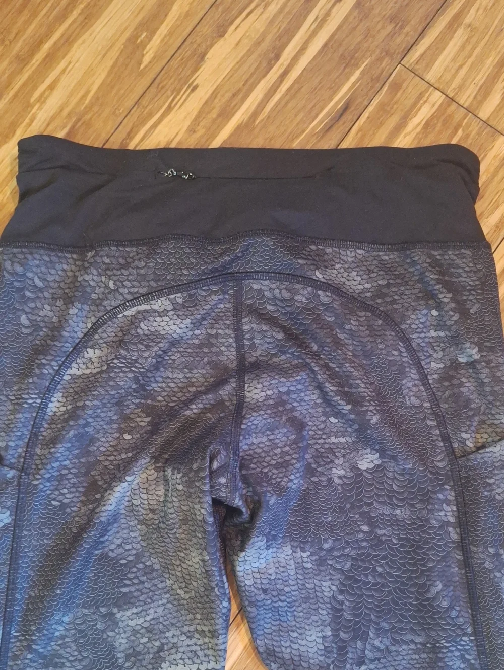 Lululemon Gray Mermaid Scale Leggings Size 6